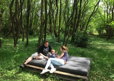 Samen genieten op het buitenbed, midden in het bos - vakantiehuis Drenthe