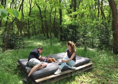 Samen genieten op het buitenbed, midden in het bos - vakantiehuis Drenthe